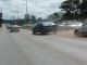 Arrive  Lusaka, capitale de la Zambie.
Nous sommes arrts par la police qui bloque toute la circulation sur l'avenue principale pour laisser passer un convoi d'officiels locaux.
Et vu la plaque d'immatriculation de la Mercedes noire blinde, nous avons affaire au chef de l'tat zambien.
Dus qu'il n'ait mme pas pris le temps de s'arrter pour nous saluer :o)