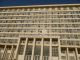 L'immeuble du gouvernement est orienté Est-Ouest, bravo l'architecte, doit pas y avoir grand monde qui travaille les jours de coupure d'électricité... donc sans climatisation !