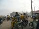 Et de la chance, il en faut beaucoup pour traverser sans encombre la circulation Cotonoise. Pour info les maillots jaunes sont des motos taxis.