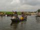 Pendant que nous partons en pirogue à la rame et à la perche, d'autres arrivent au marché.