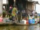 Une moto-pompe alimente en eau douce les habitants de la communaut. Et  c'est tout naturellement qu'ils viennent se ravitailler en pirogue...