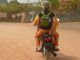 A Cotonou, le moyen le plus rapide et le plus conomique pour tous les dplacements reste la moto-taxi...
Motos chinoises, indiennes (comme ici) ou japonaises, aucune d'entre d'elles n'excde 125 cc et la vitesse de leurs pilotes permet amplement de se passer de casque...