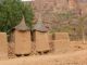 Avec leurs petits greniers typiques bien isolés du sol à cause des termites.