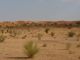 La route de l'espoir borde en son sud l'immense mer de dunes de Mauritanie.