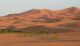 De jour en jour, de soleil couchant en coucher de soleil, toujours les dunes de Merzouga changent. Seule l'atmosphère reste identique à elle-même.