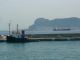 Face au port d'Algésiras, le célèbre rocher de Gibraltar, enclave anglaise en terre espagnole.
Donc, pour résumer, les espagnols ont deux enclaves au Maroc (Ceuta et Melilla) et les anglais une enclave en Espagne (Gibraltar)...
Quand l'ubuesque rejoint le n'importe quoi !!!