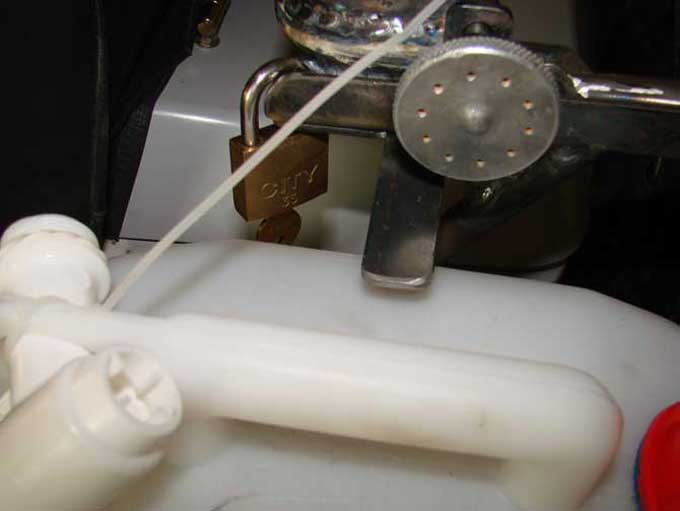 009-antivol_jerrycan.jpg 009-antivol_jerrycan.jpg