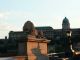 ce lion majestueux garde l'entrée d'un des nombreux ponts de Budapest. Au loin, le palais des rois Hongrois (15ème siècle).